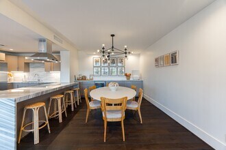 Building Photo - 2701 Westheimer Rd