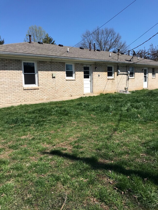 Building Photo - 320 Sunset Dr