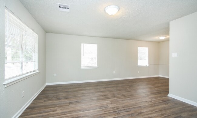 Foto del edificio - 6110 Glen Lee Dr