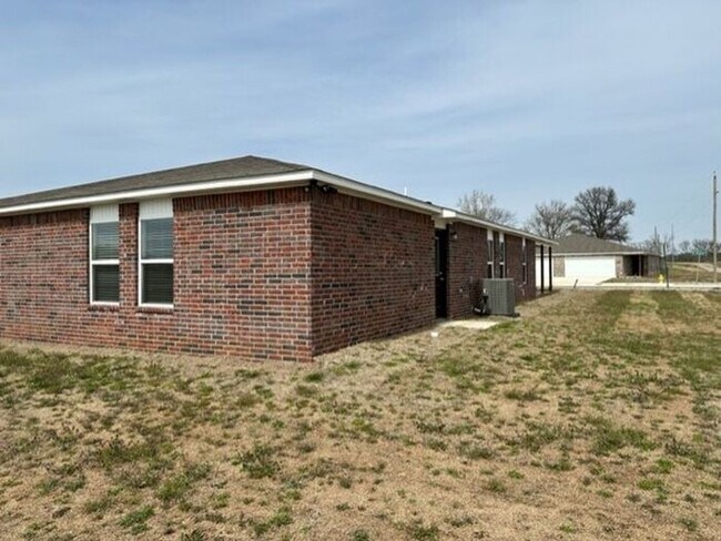 Foto del edificio - **$99 MOVE IN SPECIAL** BRAND NEW Three Be...