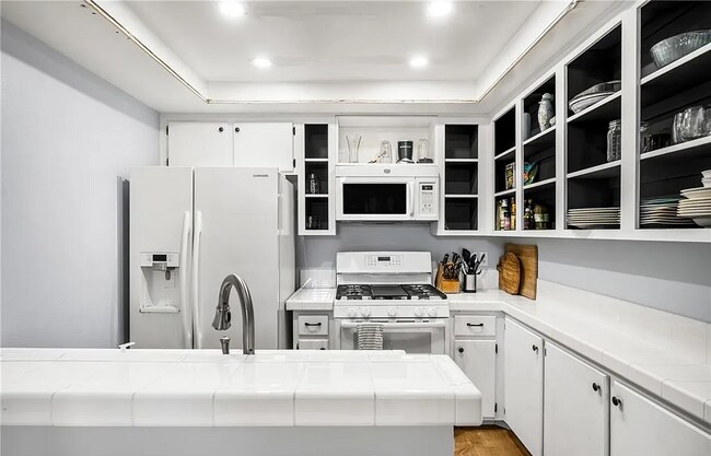 Foto del edificio - This one is model perfect.  Who will be th...