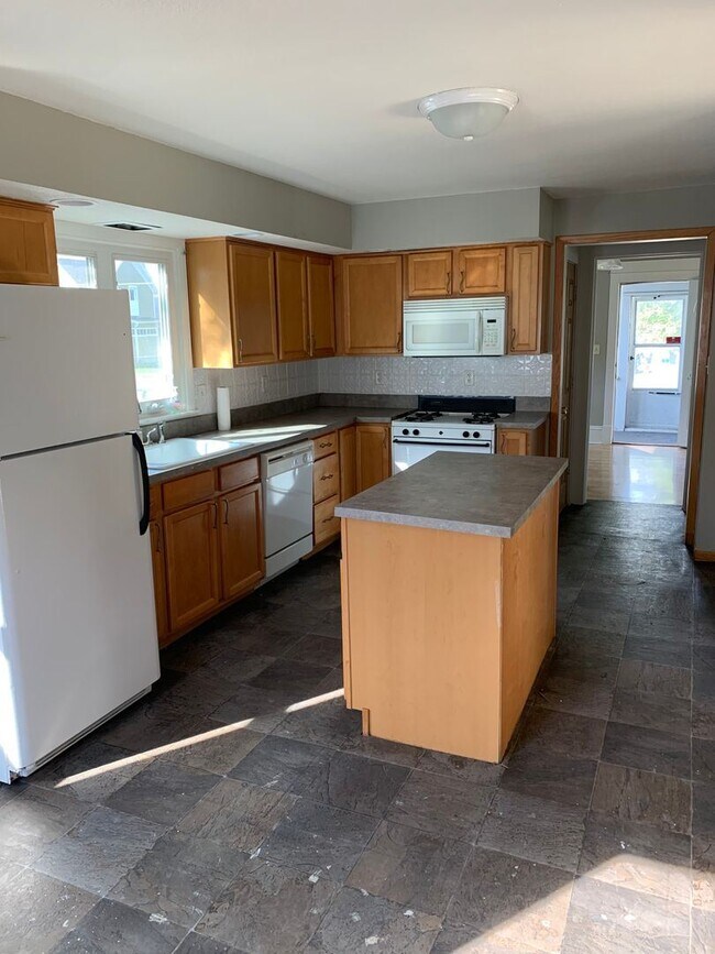 Building Photo - 3 br, 1 bath House - 211 South 16th Street