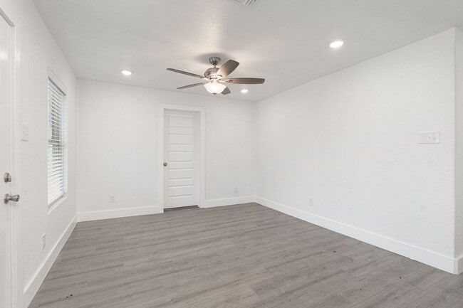 Building Photo - Stylish Historic Home In San Antonio