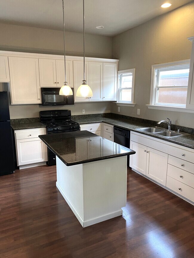 Updated modern appliances - 2028 H St