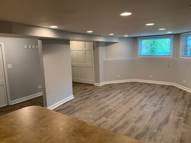 Foto del edificio - 1231 W Addison St