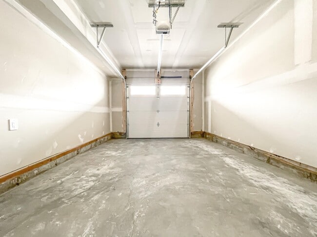 Building Photo - 831 Windbury Pl SW