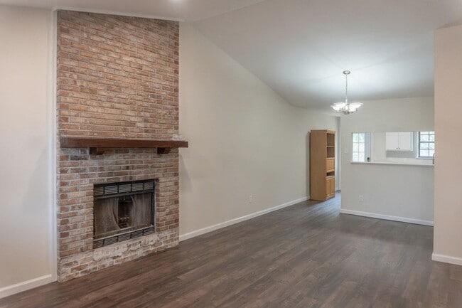 Foto del edificio - 1321 Burgess Dr