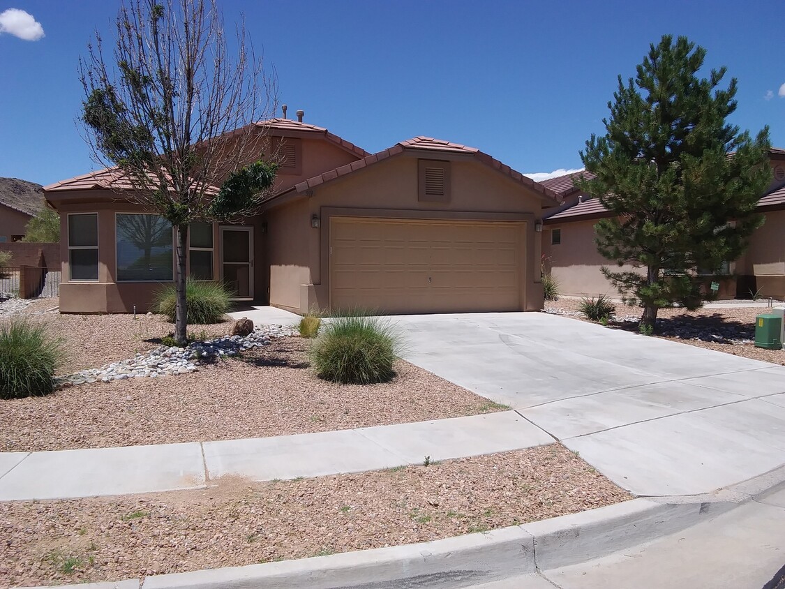 Primary Photo - 3 bed 2 bath home in Huning Ranch