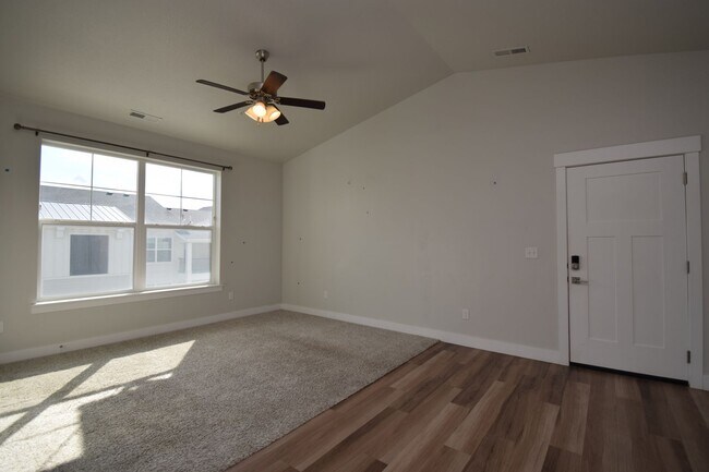 Building Photo - Bright Top Floor Condo with Tennis court, Pool, and Clubhouse