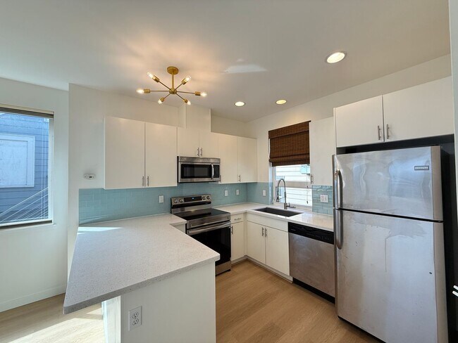Foto del edificio - Spacious 2 bed 2.5 bath home in West Seattle