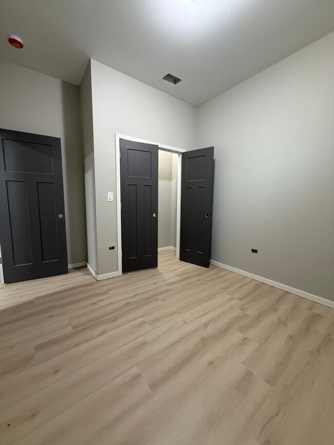 Foto del edificio - 24 N Pulaski Rd