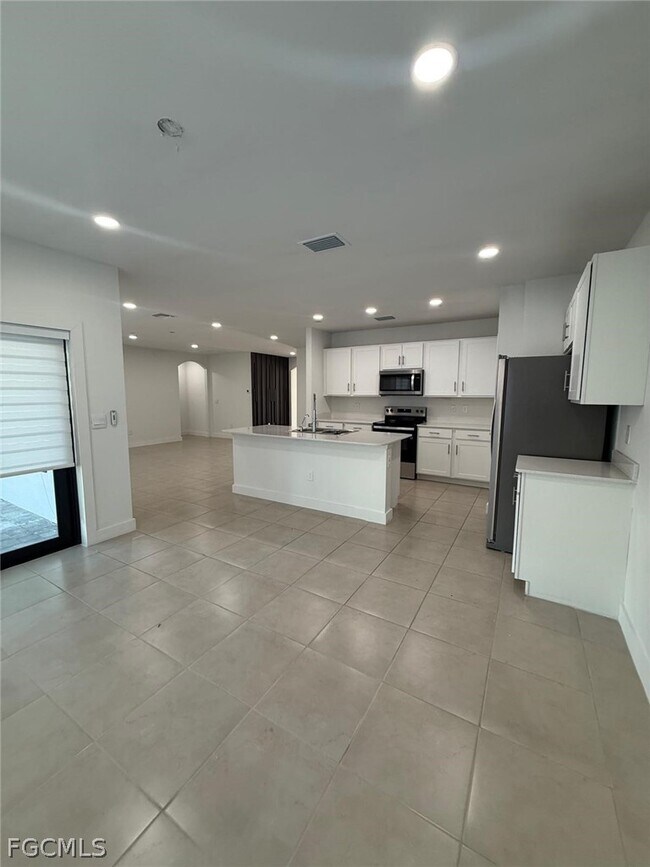 Building Photo - 1304 NE 9th Pl