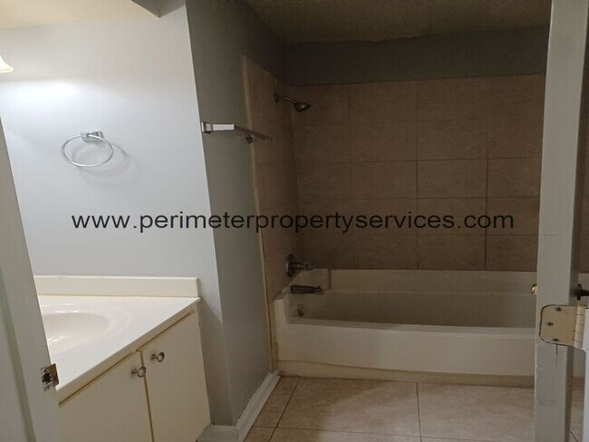 Building Photo - Newly Renovated Unit!! Come visit today!!