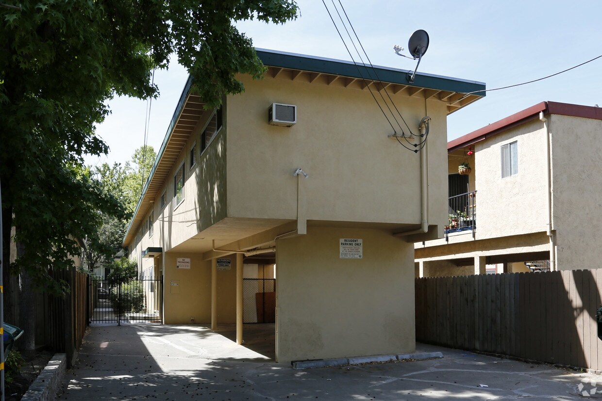 Building Photo - 2321 N