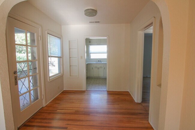 Building Photo - West4th344