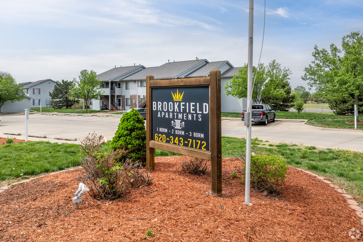 Primary Photo - Brookfield Apartments & Townhomes