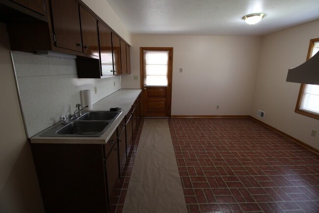 Foto del edificio - Three bedroom home in Charleswood Village