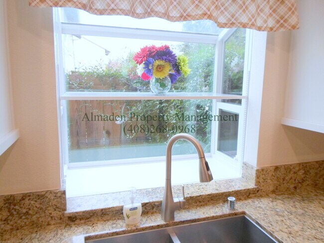 Foto del edificio - Remodeled Almaden Townhome in Great Location! Award Winning Schools! Central A/C!!