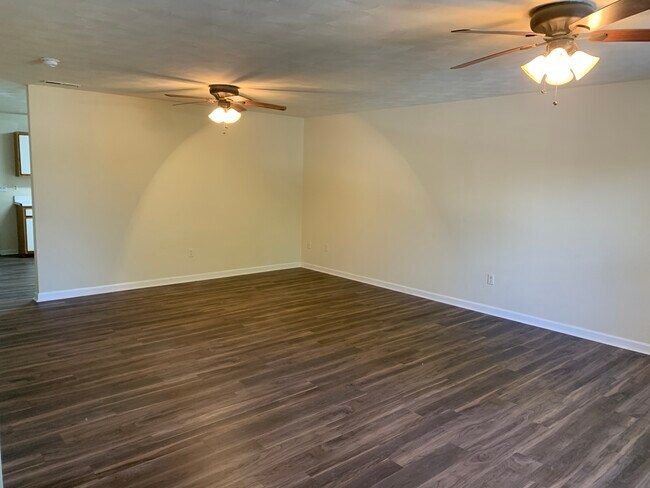 Building Photo - 415 Laurence Ln