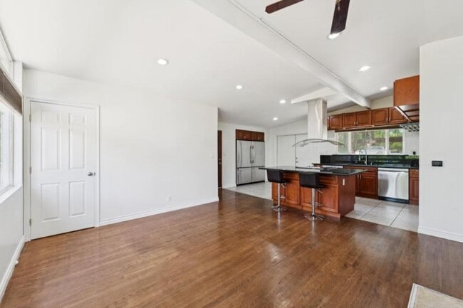 Building Photo - 4 bedroom in Bellevue WA 98006