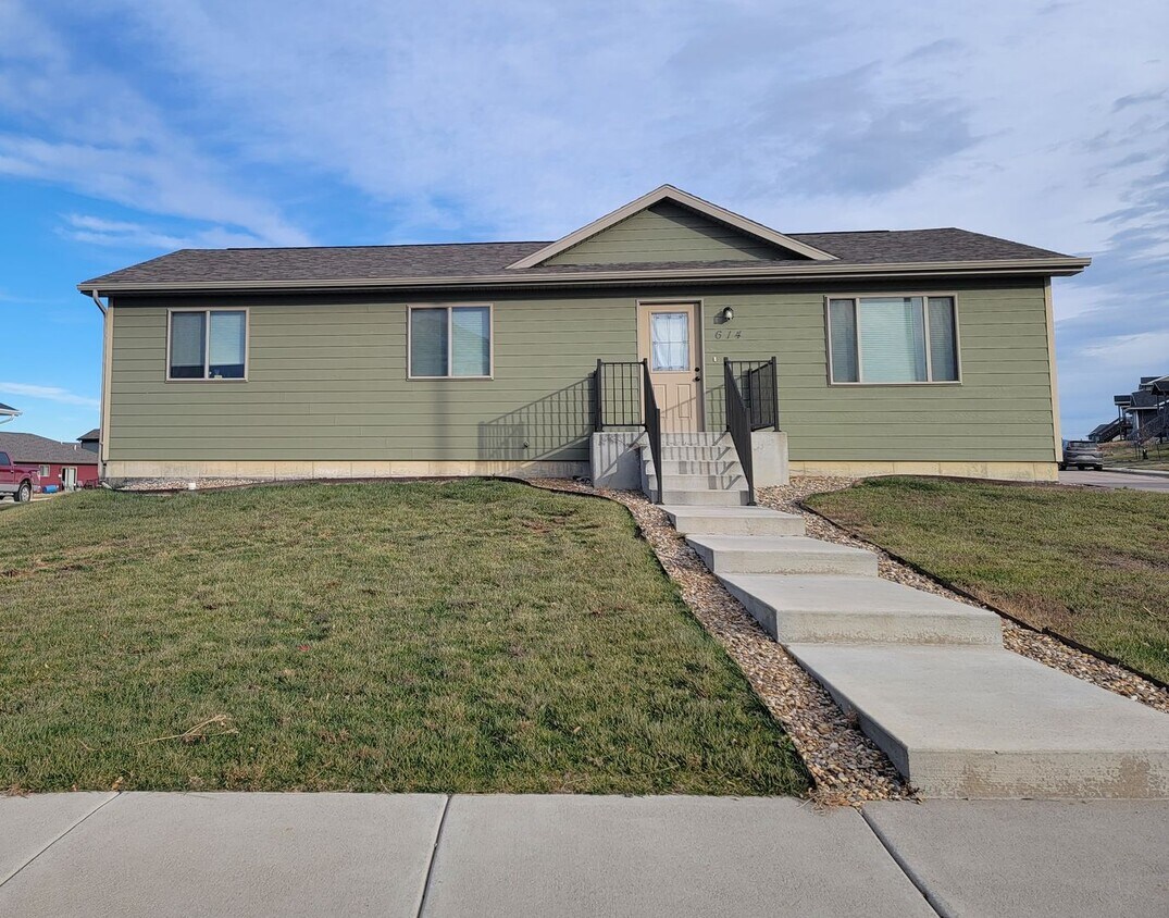 Primary Photo - 3-Bed, 2-Bath single family home with an a...