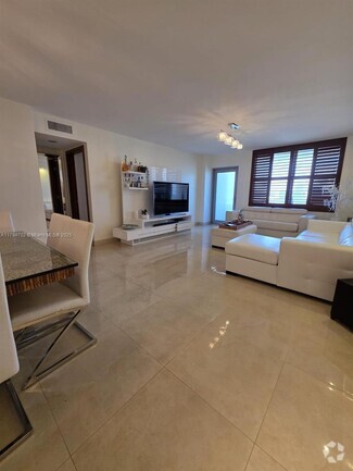 Building Photo - 9225 Collins Ave