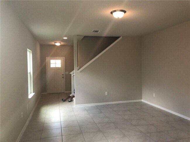 Building Photo - 2013 Langdale Ln