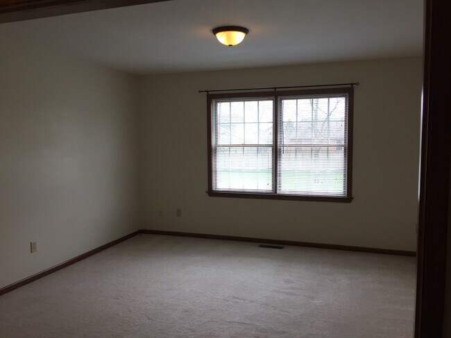 Master bedroom - 261 Ironwood Dr