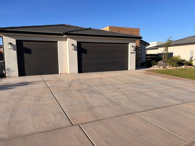 Foto del edificio - 3 bed plus office / 2.5 bath / 3 car Singl...