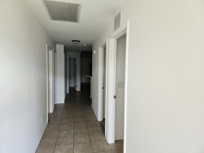 Building Photo - Charming Duplex 3BR/2BA Central Lehigh Acres