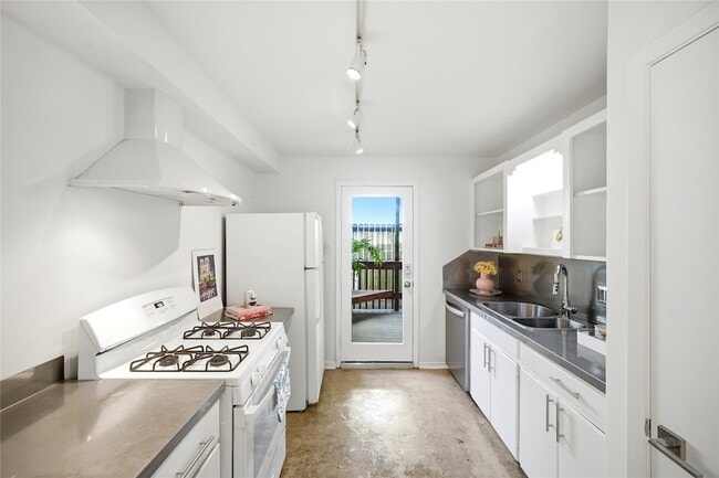 Building Photo - 217 E 12th St