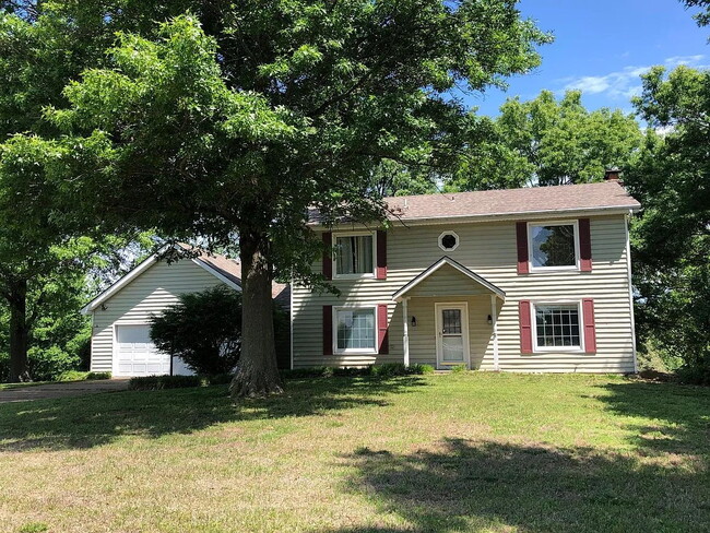 Foto del edificio - "Charming 3-Bedroom Retreat with Fireplace & Spacious 3100 Sq Ft Layout in Independence, KS!"
