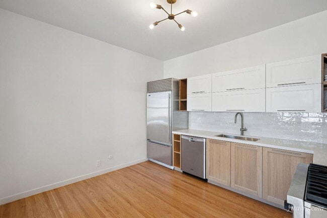 Building Photo - 354 Castro St