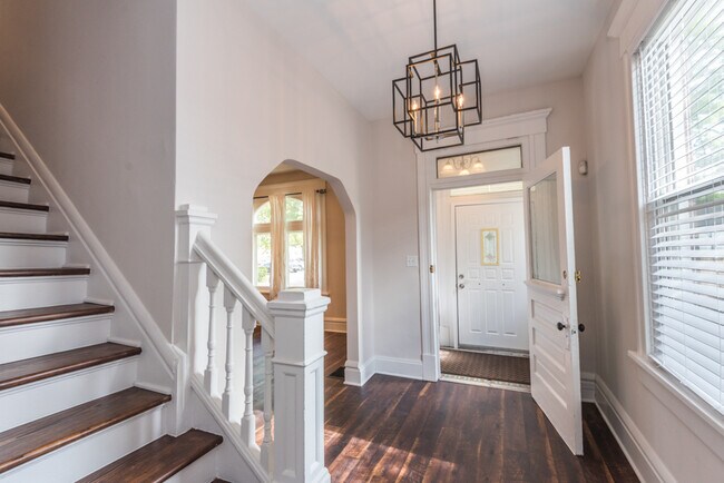 Entry / Foyer - 17 W Kossuth St
