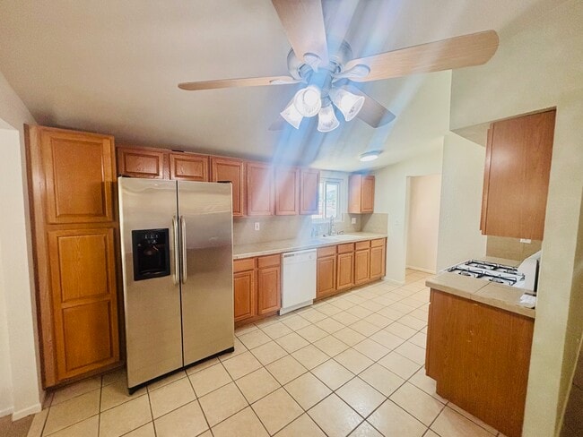 Building Photo - 38416 Pond Ave