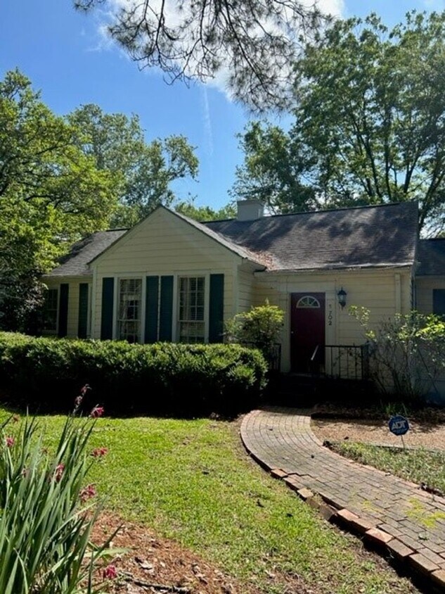Foto principal - Beautiful Spacious Updated Home In Belhave...