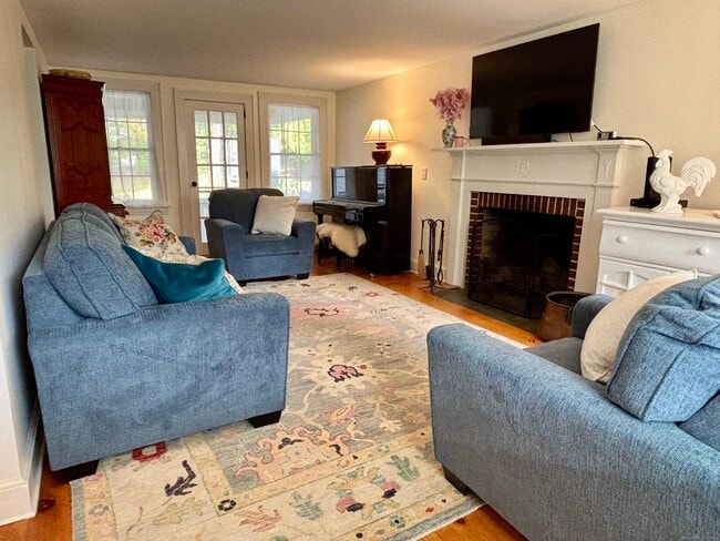 Building Photo - 63 Kings Hwy N