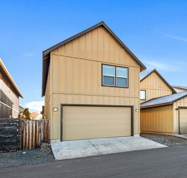 Building Photo - Beautiful townhome in Empire Crossing with mountain views!