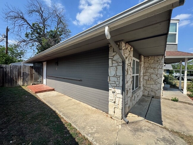 Building Photo - Ready For Move In - Nicely Renovated Large...