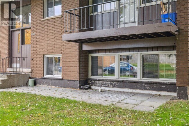 Photo du bâtiment - 2350-2350 Queensway Dr