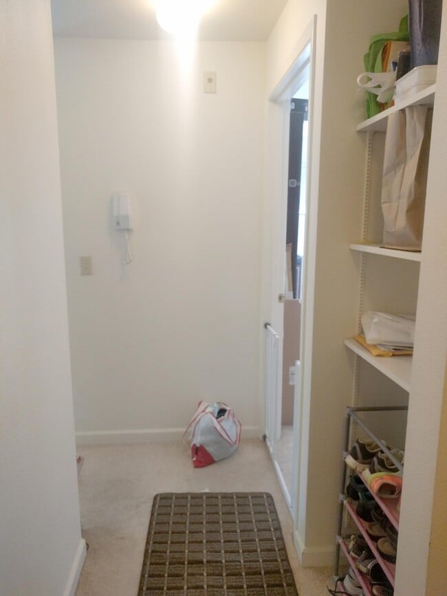 Building Photo - Fabulous 2BDR in Upper Queen Anne with Pri...