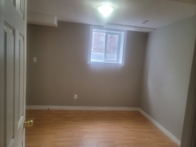 Building Photo - 54 Crystalview Cres