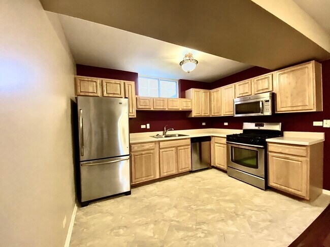 Building Photo - 913 Village Ct