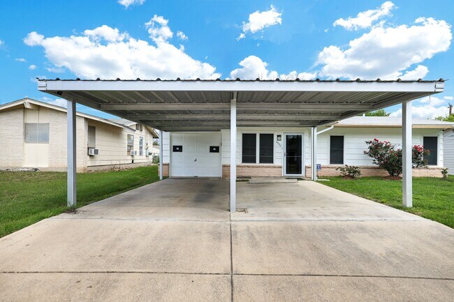 Foto del edificio - Spacious Single-Story Home with Convenient...