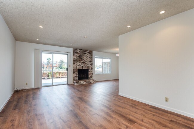 Building Photo - Harborside Waterfront 4 Bed/2.5 Bath Townhouse in Foster City