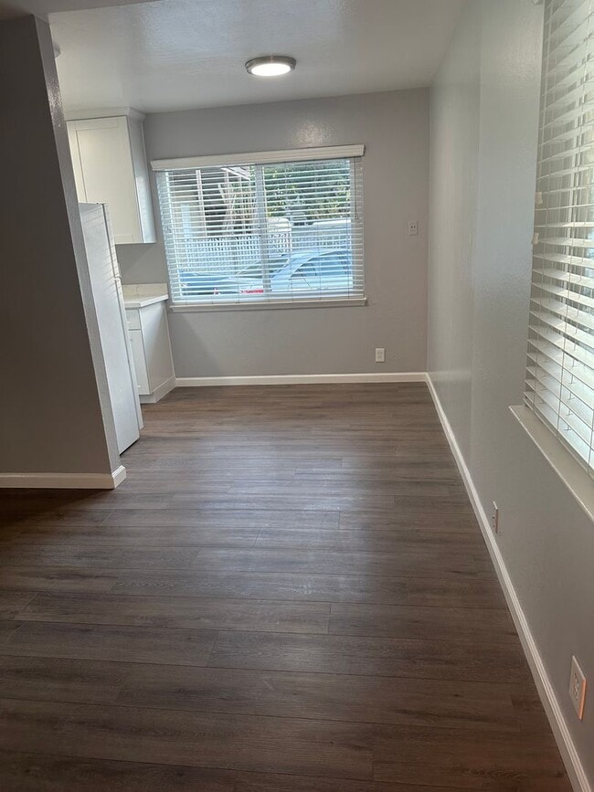 Building Photo - Beautifully updated 1/1 unit across the st...