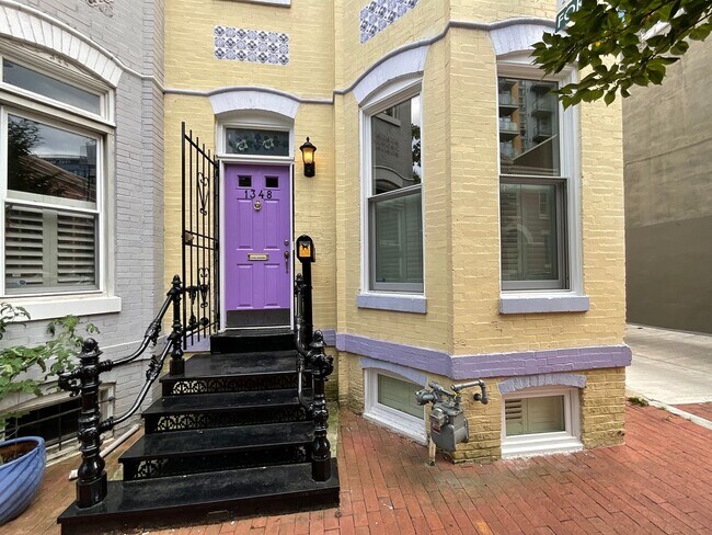 Building Photo - Walkable 3 BR/2.5 Bath Townhouse in U stre...