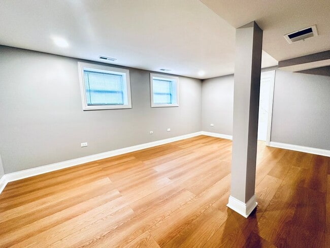 Building Photo - 901 W Agatite Ave