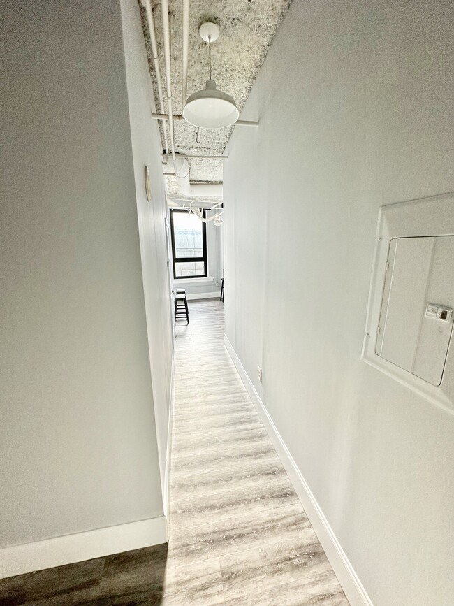 Entrance hallway looking in - 20 Marietta St NW