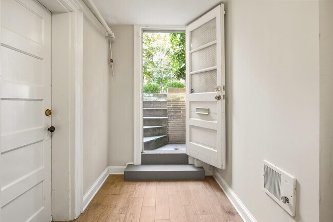 Foto del edificio - 2619 Woodley Pl NW